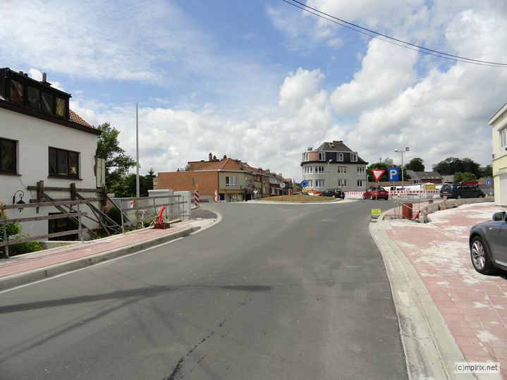 DSC02552 .JPG - Rond point: vue depuis la rue de Rosières - direction Genval